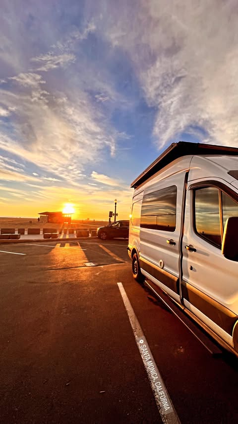 This Traveling Artist’s Van Is Nicer Than Most Apartments—Take a Look&nbsp;Inside